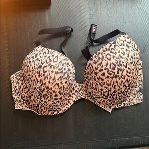 Chic Leopard Print Bra with Black Accents